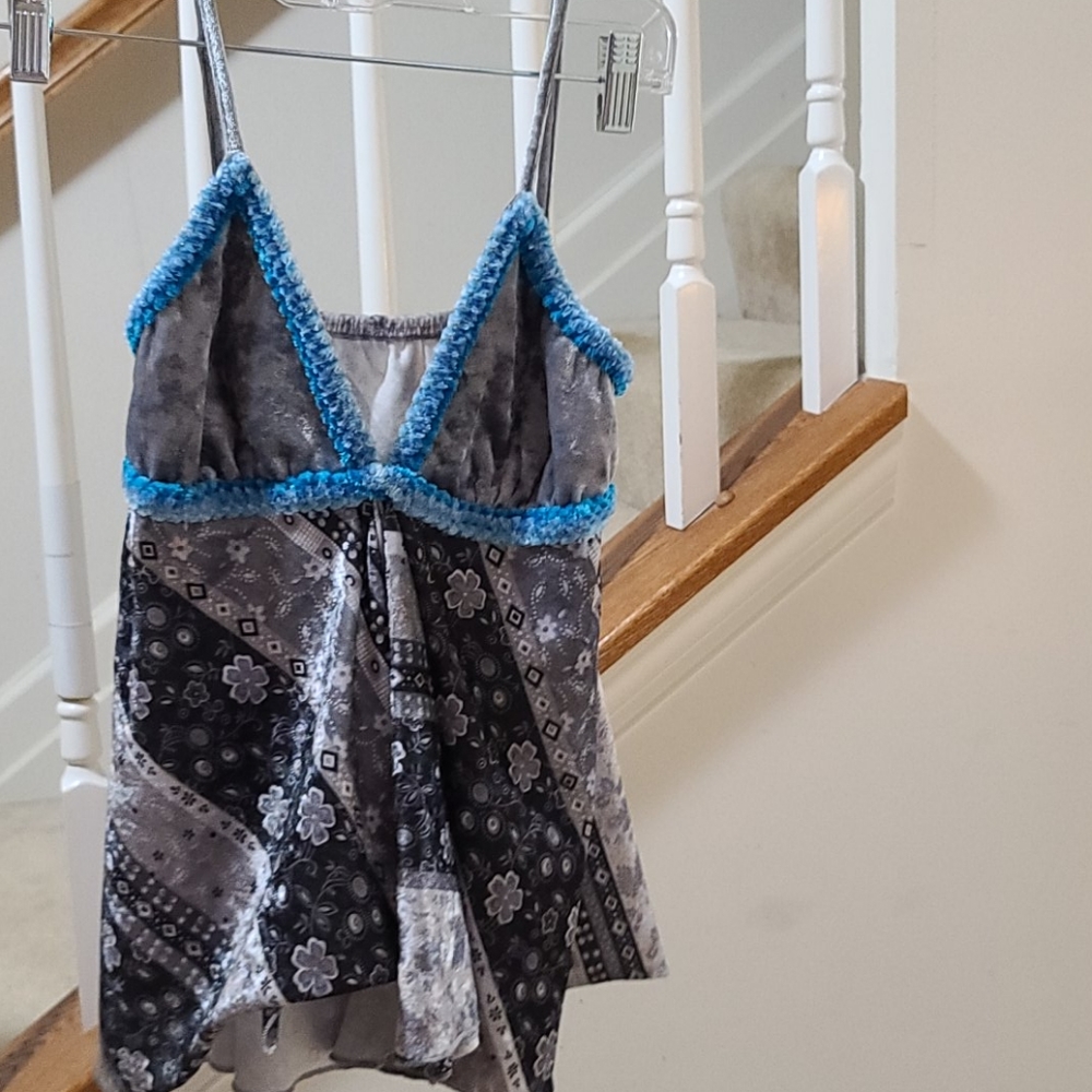 Tops - Picture 2 of 3